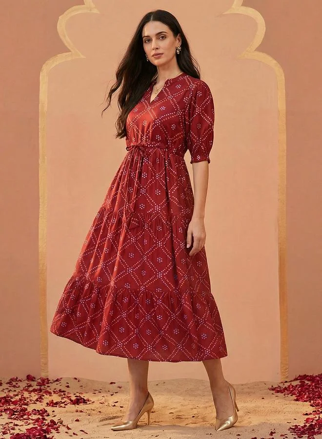 جلو باص فستان ميدي أحمر متعدد الطبقات بطبعة بانداني